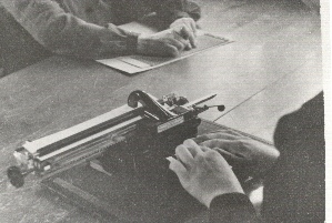 <kirjoituskone ja pistekirjoituslevy>