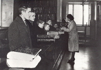 <kirjojen lainaamista>