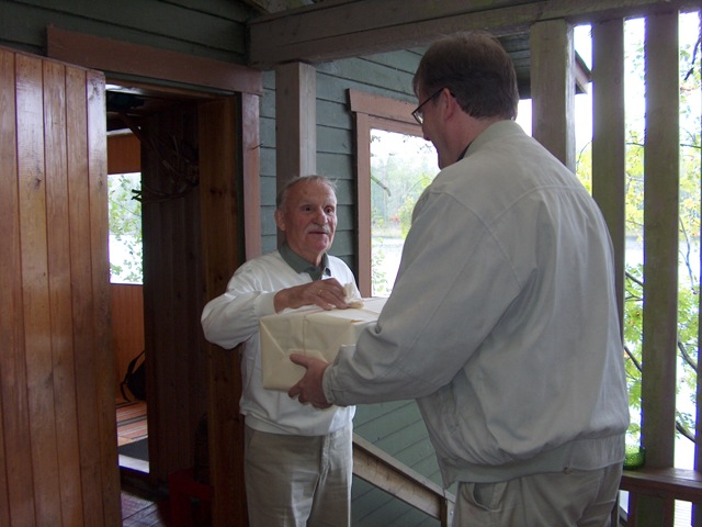 <Jyrki Rajala luovuttamassa NKY:n lahjaa>